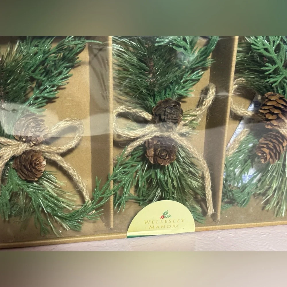 Green Pinecone Holiday Decor Set